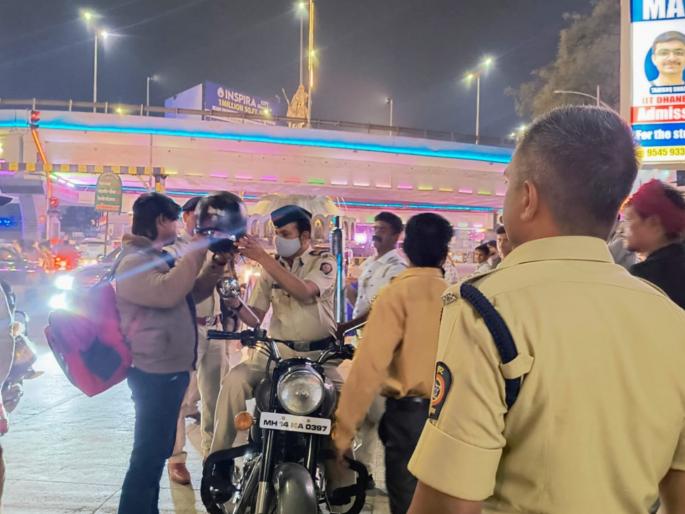 Action on Harsh sound silencer, Chhatrapati Sambhajinagar deputy commissioner of police on the road for action | कर्णकर्कश आवाजामुळे बुलेटस्वारांना पोलीस उपायुक्तांचा दणका, जागेवर बदलायला लावले सायलेन्सर Action on Harsh sound silencer, Chhatrapati Sambhajinagar deputy commissioner of police on the road for action | कर्णकर्कश आवाजामुळे बुलेटस्वारांना पोलीस उपायुक्तांचा दणका, जागेवर बदलायला लावले सायलेन्सर