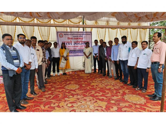 Tehsildar Association protest for grade pay, demand government decision | तहसीलदार संघटनेचे ग्रेड पेसाठी धरणे आंदोलन, शासन निर्णय निर्गमित करण्याची मागणी Tehsildar Association protest for grade pay, demand government decision | तहसीलदार संघटनेचे ग्रेड पेसाठी धरणे आंदोलन, शासन निर्णय निर्गमित करण्याची मागणी