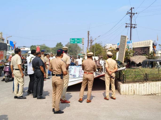 Welcome action! Chhatrapati Shivaji Maharaj Chowk is becoming banner-free in Beed | स्वागतार्ह कारवाई! बीडमध्ये छत्रपती शिवाजी महाराज चौक होतोय बॅनरमुक्त Welcome action! Chhatrapati Shivaji Maharaj Chowk is becoming banner-free in Beed | स्वागतार्ह कारवाई! बीडमध्ये छत्रपती शिवाजी महाराज चौक होतोय बॅनरमुक्त