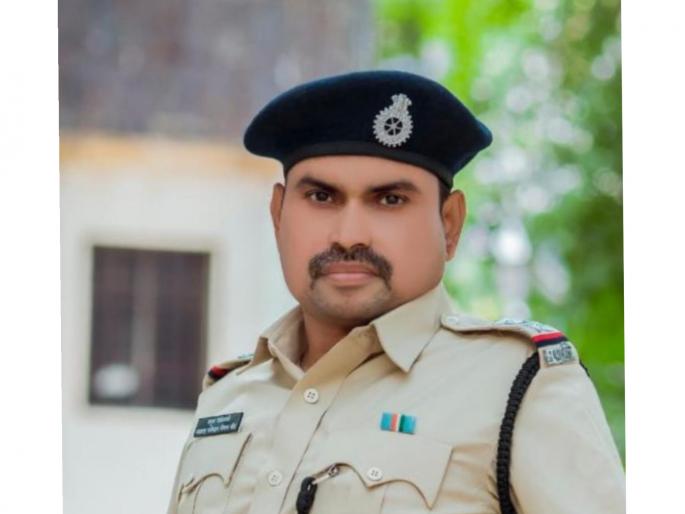 Fake RTO inspector caught in Beed, told the police to work on your vehicle... | बीडमध्ये पकडला तोतया आरटीओ इन्स्पेक्टर, पोलिसांनाच म्हणाला, तुमच्या वाहनाचे काम करून देतो...