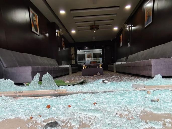 Alleged audio clip goes viral, Beed Shiv Sena district chief Kundlik Khande's office broken | कथित ऑडियो क्लिप व्हायरल, बीड शिवसेना जिल्हाप्रमुख कुंडलिक खांडेंचे कार्यालय फोडले Alleged audio clip goes viral, Beed Shiv Sena district chief Kundlik Khande's office broken | कथित ऑडियो क्लिप व्हायरल, बीड शिवसेना जिल्हाप्रमुख कुंडलिक खांडेंचे कार्यालय फोडले