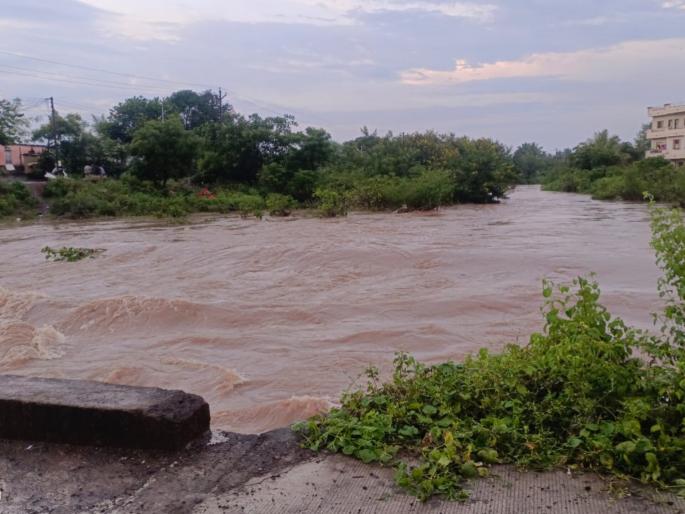 Poor workmanship! 150 acres of farmland destroyed as seepage pond bursts into the ground! | निकृष्ट कामाचा फटका! भूममध्ये पाझर तलाव फुटल्याने 150 एकर शेती उद्ध्वस्त!