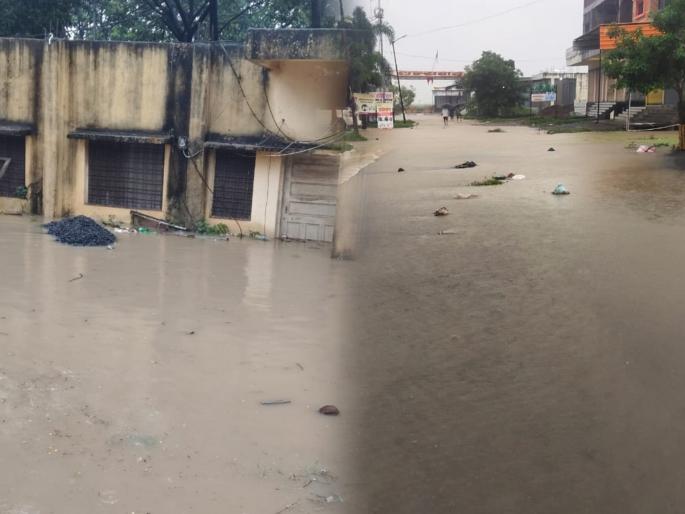 Hingoli: Cloudburst-like rain in Vasmat taluka; Many villages flooded, schools closed! | Hingoli: वसमत तालुक्यात ढगफुटी सदृश्य पाऊस; अनेक गावांना पुराचा वेढा, शाळांना सुटी!
