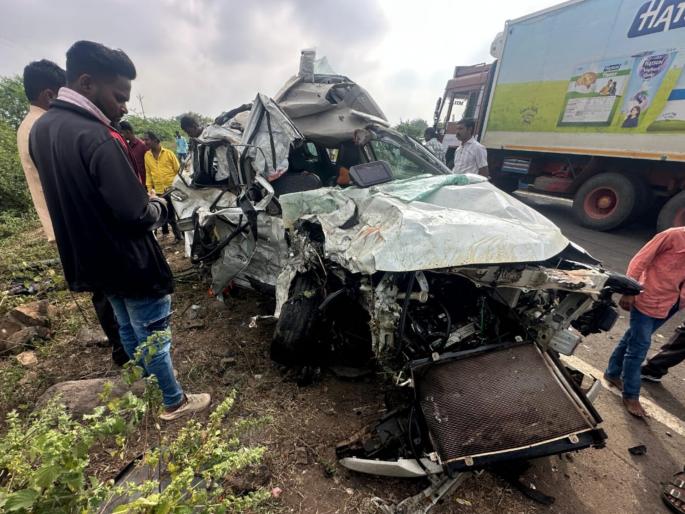 Fatal car accident in dense fog near Umarga; 4 of a family from Bidar killed, 2 injured | उमरगाजवळ दाट धुक्यात कारचा भीषण अपघात; बिदरच्या एकाच कुटुंबातील ४ ठार, २ जखमी Fatal car accident in dense fog near Umarga; 4 of a family from Bidar killed, 2 injured | उमरगाजवळ दाट धुक्यात कारचा भीषण अपघात; बिदरच्या एकाच कुटुंबातील ४ ठार, २ जखमी