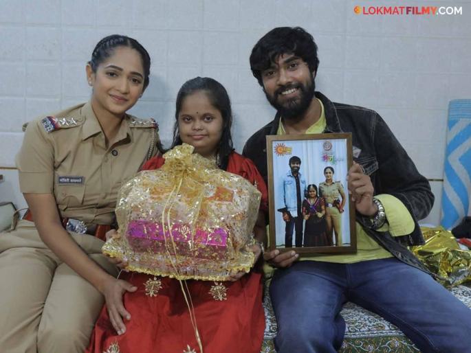 'Inspector Manju' traveled from Satara to Mumbai for the laugh of a fan, met Shriya and got teary-eyed | फॅनच्या हास्यासाठी 'इन्स्पेक्टर मंजू'ने केला सातारा ते मुंबई प्रवास, श्रियाला भेटून पाणावले डोळे 'Inspector Manju' traveled from Satara to Mumbai for the laugh of a fan, met Shriya and got teary-eyed | फॅनच्या हास्यासाठी 'इन्स्पेक्टर मंजू'ने केला सातारा ते मुंबई प्रवास, श्रियाला भेटून पाणावले डोळे