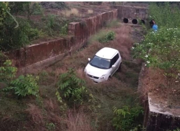 Insulin car accident due to driver's loss of control; Fortunately, all the passengers were safe | चालकाचा ताबा सुटल्याने इन्सुलीत कारला अपघात ; प्रवासी सुखरूप