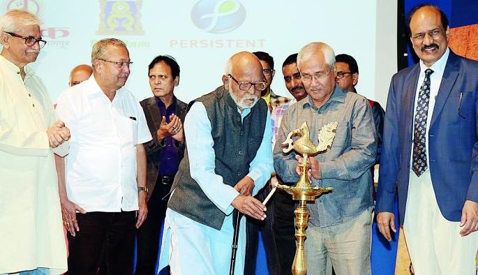 The aim of the film is to make the society joy and happy: Rajdutt | समाज आनंदी, सुखी करणे हे चित्रपटाचे ध्येय असावे : राजदत्त The aim of the film is to make the society joy and happy: Rajdutt | समाज आनंदी, सुखी करणे हे चित्रपटाचे ध्येय असावे : राजदत्त