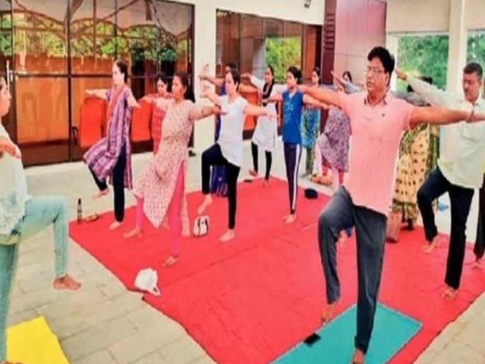 international yoga day in two years 31 thousand people took yogasana lessons training in 116 shiv yoga centers of municipal corporation in mumbai | दोन वर्षांत ३१ हजार जणांनी गिरवले योगासनांचे धडे; मनपाच्या ११६ शिव योग केंद्रांत प्रशिक्षण international yoga day in two years 31 thousand people took yogasana lessons training in 116 shiv yoga centers of municipal corporation in mumbai | दोन वर्षांत ३१ हजार जणांनी गिरवले योगासनांचे धडे; मनपाच्या ११६ शिव योग केंद्रांत प्रशिक्षण