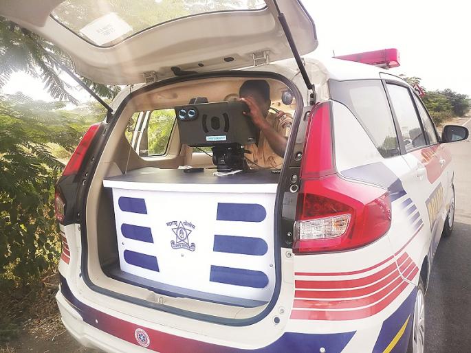 Receipts will be issued with when, where and which traffic rules are broken by 'interceptor' | ‘इंटरसेप्टर’च्या नजरेने केव्हा, कुठे आणि कोणता वाहतूक नियम तोडला याच्यासह पावती येणार घरपोच  Receipts will be issued with when, where and which traffic rules are broken by 'interceptor' | ‘इंटरसेप्टर’च्या नजरेने केव्हा, कुठे आणि कोणता वाहतूक नियम तोडला याच्यासह पावती येणार घरपोच