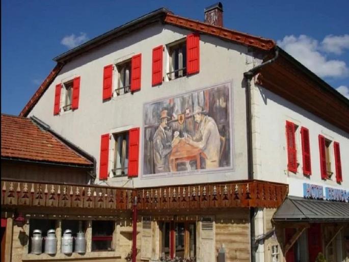 Hotel Arbez: Where you can sleep in two countries at the same time | एक असं हॉटेल, ज्याचा बार एका देशात तर बेडरूम आहे दुसऱ्या देशात! Hotel Arbez: Where you can sleep in two countries at the same time | एक असं हॉटेल, ज्याचा बार एका देशात तर बेडरूम आहे दुसऱ्या देशात!