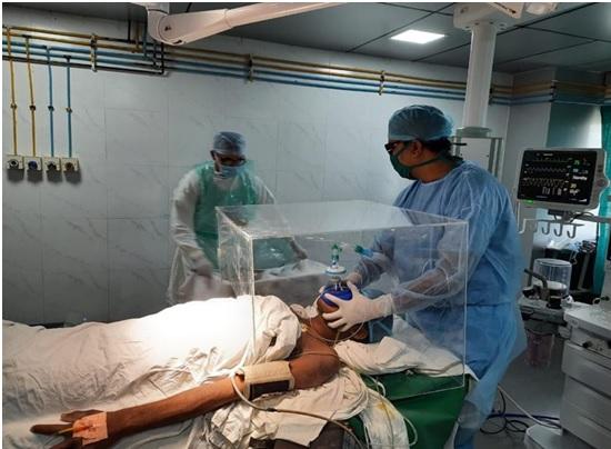 Intubation box made by Western Railway | पश्चिम रेल्वेने बनविले इनट्यूबेशन बॉक्स Intubation box made by Western Railway | पश्चिम रेल्वेने बनविले इनट्यूबेशन बॉक्स
