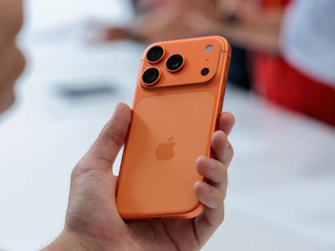 youth asks bjp mp jagadish shettar for iphone 17 pro max audio goes viral | "मला iPhone 17 Pro Max हवाय"; तरुणाचा भाजपा खासदाराला फोन, मजेदार ऑडिओ व्हायरल