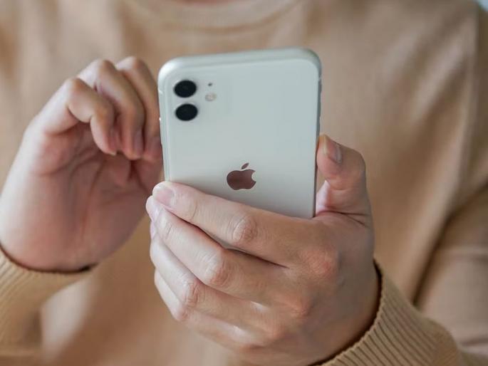 Kidneys are fine for the iPhone craze, but cutting a friend in two...; How cruel for an old phone | आयफोनच्या क्रेझसाठी किडनी वगैरे ठीक आहे, पण मित्राचे दोन तुकडे करणे...; जुन्या फोनसाठी किती ती क्रूरता Kidneys are fine for the iPhone craze, but cutting a friend in two...; How cruel for an old phone | आयफोनच्या क्रेझसाठी किडनी वगैरे ठीक आहे, पण मित्राचे दोन तुकडे करणे...; जुन्या फोनसाठी किती ती क्रूरता