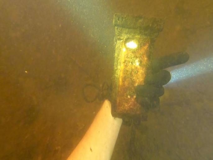 Youtuber Michael Bennet found iphone buried under river after a year video viral | नदीच्या पाण्यात व्हिडीओ शूट करताना सापडला आयफोन... सुरू करताच झाला हैराण Youtuber Michael Bennet found iphone buried under river after a year video viral | नदीच्या पाण्यात व्हिडीओ शूट करताना सापडला आयफोन... सुरू करताच झाला हैराण