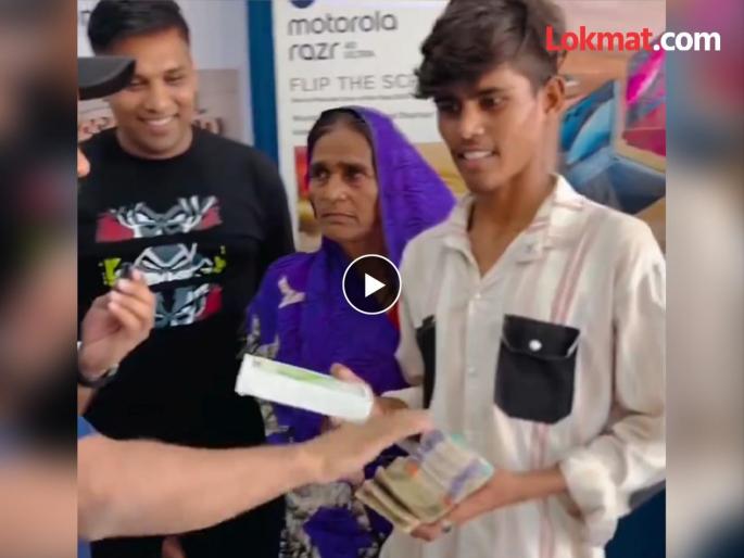 A video of a boy forcing his mother, who is selling flowers outside the temple, to buy an iPhone is going viral | iPhone साठी उपाशी राहिला! मंदिराबाहेर फुलं विकणाऱ्या आईला मजबूर केलं; डोळ्यात पाणी आणणारा Video A video of a boy forcing his mother, who is selling flowers outside the temple, to buy an iPhone is going viral | iPhone साठी उपाशी राहिला! मंदिराबाहेर फुलं विकणाऱ्या आईला मजबूर केलं; डोळ्यात पाणी आणणारा Video