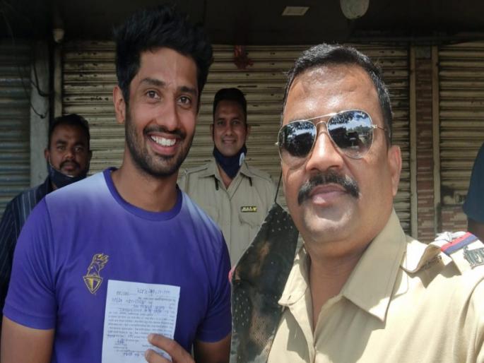 Unmasked action against IPL KKR team player in Pune | पुण्यात आयपीएलच्या केकेआर संघातील खेळाडूवर विनामास्कची कारवाई