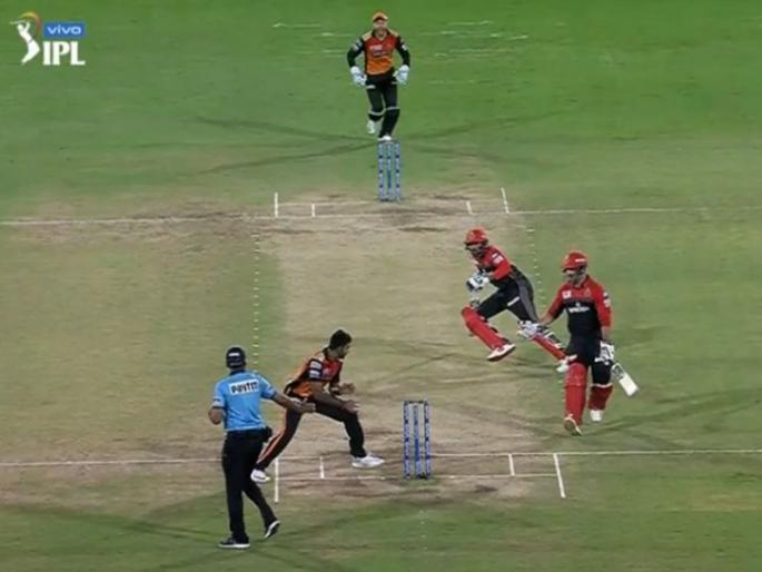 IPL 2019 : Comedy of errors: 1 ball, 2 run outs during RCB and SRH match | IPL 2019 : कोहलीच्या संघाची फजिती, एका चेंडूत दोन फलंदाज धावबाद