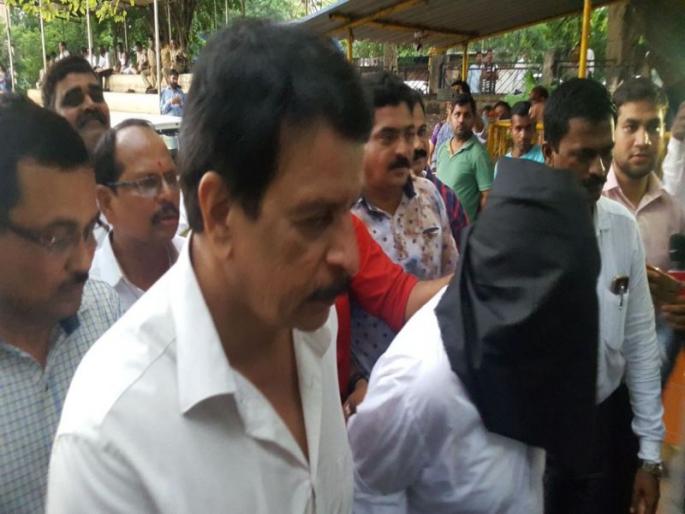 Iqbal Kaskar, along with eight days police custody, in the ransom case | खंडणी प्रकरणात इकबाल कासकरसह तिघांना 8 दिवसांची पोलीस कोठडी