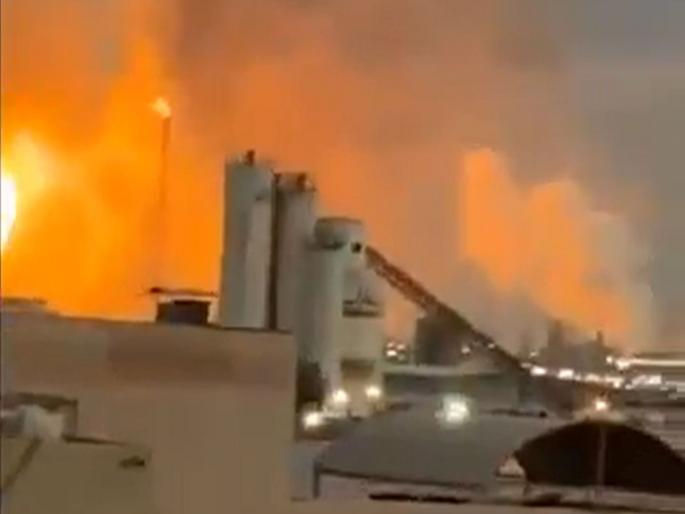 Gulf on fire! Iran attacks Bahrain's largest refinery; plumes of blue smoke in the sky | आखात पेटले! इराणने बहरीनच्या सर्वात मोठ्या रिफायनरीवर हल्ला चढविला; आकाशात अजस्त्र धुराचे लोट Gulf on fire! Iran attacks Bahrain's largest refinery; plumes of blue smoke in the sky | आखात पेटले! इराणने बहरीनच्या सर्वात मोठ्या रिफायनरीवर हल्ला चढविला; आकाशात अजस्त्र धुराचे लोट