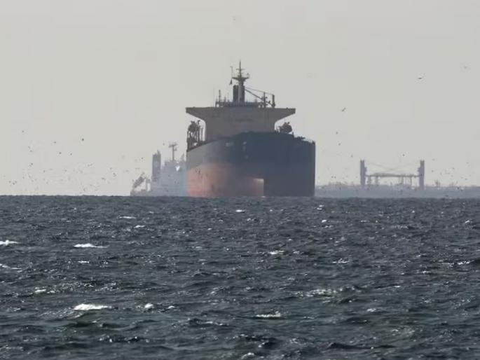 War erupts in the Iranian sea! 'Emergency' alert from the Indian government to Indians; "Tell us before going anywhere..." | इराणच्या समुद्रात युद्धाचा भडका! भारत सरकारकडून भारतीयांना इमर्जन्सी अलर्ट; "कुठेही जाण्यापूर्वी आम्हाला सांगा..." War erupts in the Iranian sea! 'Emergency' alert from the Indian government to Indians; "Tell us before going anywhere..." | इराणच्या समुद्रात युद्धाचा भडका! भारत सरकारकडून भारतीयांना इमर्जन्सी अलर्ट; "कुठेही जाण्यापूर्वी आम्हाला सांगा..."