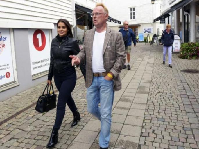 The minister has to go for a walk with Iran's Apsare, in the Valley | इराणच्या 'अप्सरे'सोबत फिरायला जाणे पडले मंत्र्याला महागात The minister has to go for a walk with Iran's Apsare, in the Valley | इराणच्या 'अप्सरे'सोबत फिरायला जाणे पडले मंत्र्याला महागात