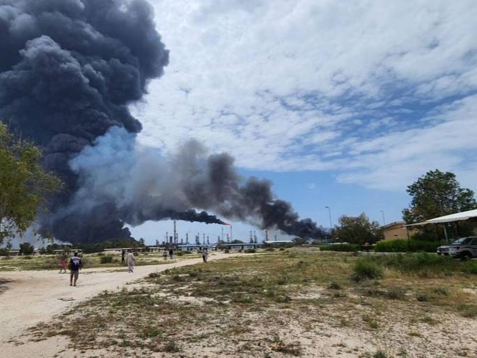 What kind of ceasefire is this? After Lavan refinery, Sirri Island also shook with explosions; Attacks on oil reserves? | ही कसली सीझफायर? लावन रिफायनरीनंतर सिर्री बेटही स्फोटांनी हादरले; तेलाच्या साठ्यांवर हल्ले? What kind of ceasefire is this? After Lavan refinery, Sirri Island also shook with explosions; Attacks on oil reserves? | ही कसली सीझफायर? लावन रिफायनरीनंतर सिर्री बेटही स्फोटांनी हादरले; तेलाच्या साठ्यांवर हल्ले?