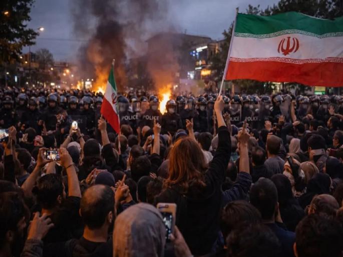 Iran Crisis: Anti-government protests intensify in Iran; Protesters warned of direct death penalty | इराणमध्ये सरकारविरोधी आंदोलन तीव्र; आंदोलकांना थेट मृत्युदंडाचा इशारा Iran Crisis: Anti-government protests intensify in Iran; Protesters warned of direct death penalty | इराणमध्ये सरकारविरोधी आंदोलन तीव्र; आंदोलकांना थेट मृत्युदंडाचा इशारा