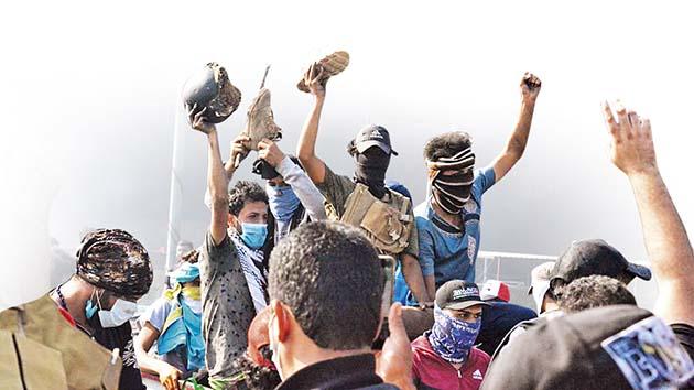Iraq- students-defiant- protests | पेटून उठलेल्या इराकी तारुण्याचा स्फोट Iraq- students-defiant- protests | पेटून उठलेल्या इराकी तारुण्याचा स्फोट