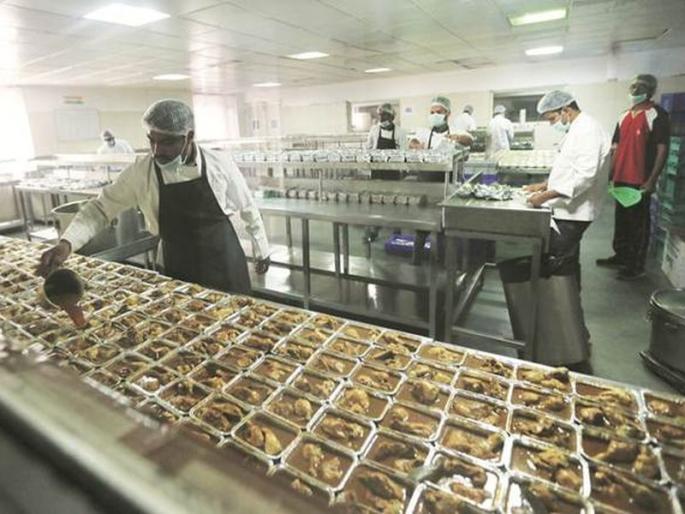 Railway Passengers will able to see kitchen irctc kitchen live | रेल्वेच्या किचनमध्ये कसं तयार होतं जेवण; आता प्रवाशांना दिसणार LIVE Railway Passengers will able to see kitchen irctc kitchen live | रेल्वेच्या किचनमध्ये कसं तयार होतं जेवण; आता प्रवाशांना दिसणार LIVE