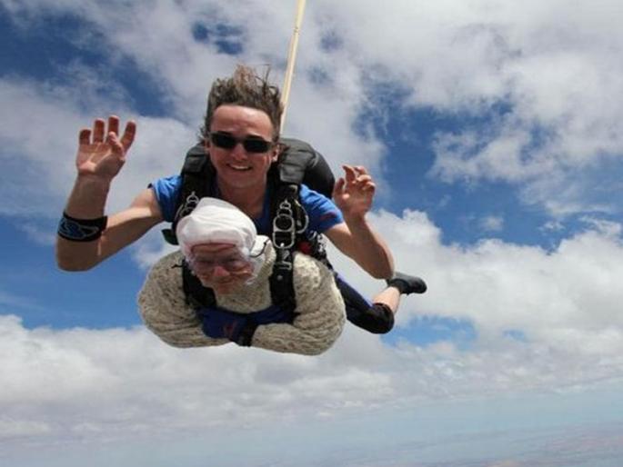 102 year old Australia woman Irena Oshea became oldest female skydiver in the world watch video | १०२ वर्षांच्या आज्जींचा तितकाच मोठा कारनामा, ठरल्या सर्वात वृद्ध स्कायडायवर! 102 year old Australia woman Irena Oshea became oldest female skydiver in the world watch video | १०२ वर्षांच्या आज्जींचा तितकाच मोठा कारनामा, ठरल्या सर्वात वृद्ध स्कायडायवर!