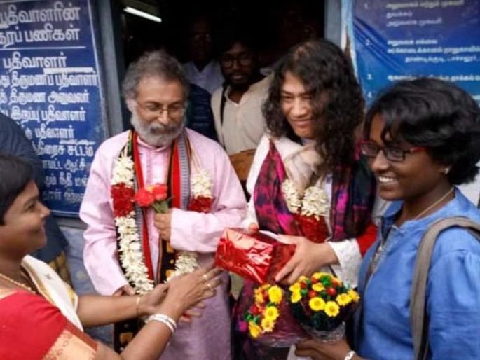 Iron Lady Irom Sharmila marries Long-Time Partner Desmond Coutinho | आयर्न लेडी इरोम शर्मिला अडकल्या विवाहबंधनात Iron Lady Irom Sharmila marries Long-Time Partner Desmond Coutinho | आयर्न लेडी इरोम शर्मिला अडकल्या विवाहबंधनात