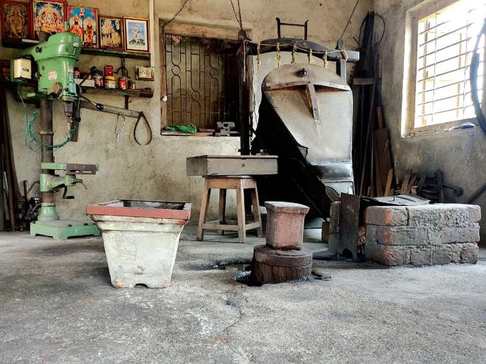 Canned iron also cooled due to readymade materials | रेडिमेड साहित्यामुळे लोहाराचा भाताही थंडावला Canned iron also cooled due to readymade materials | रेडिमेड साहित्यामुळे लोहाराचा भाताही थंडावला
