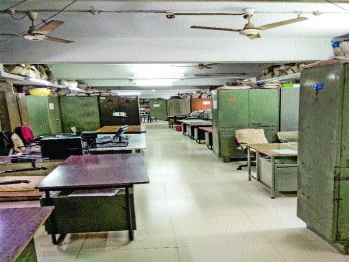  Late Latif's administration: 'Two-hour delay' | पुणे: सिंचन भवनातून ‘कामाची’ही गळती लेट लतिफ कारभार : सकाळी दोन तास उशिरापर्यंत येतात अधिकारी-कर्मचारी