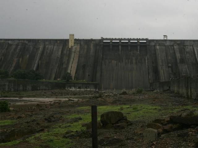 Report progress of irrigation scandal inquiry: High court order | सिंचन घोटाळ्याच्या चौकशीचा प्रगती अहवाल द्या : हायकोर्टाचा आदेश