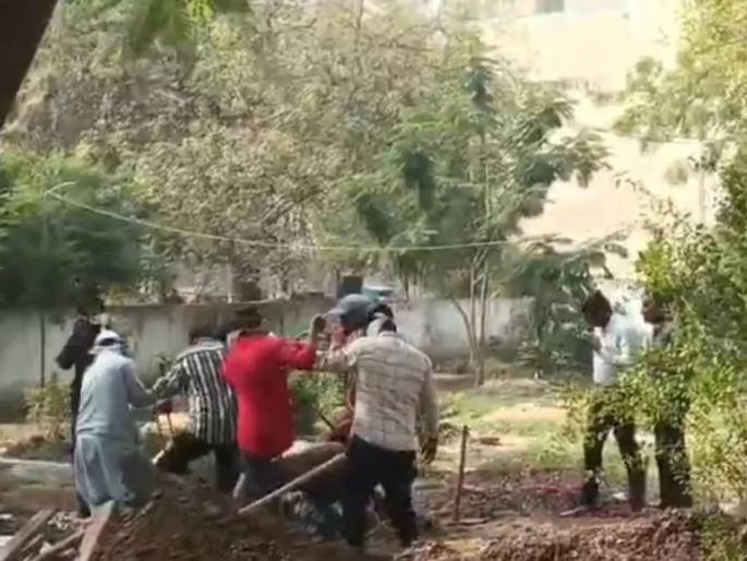 wife along with lover kills husband body exhumed after this autopsy finds he was strangled | बॉयफ्रेंडच्या मदतीने हत्या केली, ढसाढसा रडली; कुटुंबाला संशय, पुरलेला मृतदेह बाहेर काढला अन्...