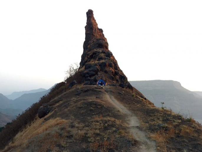Six trekers rescued from the road in Irshalgad | इरशाळगडावर रस्ता भरकटलेल्या सहा ट्रेकर्सची सुटका Six trekers rescued from the road in Irshalgad | इरशाळगडावर रस्ता भरकटलेल्या सहा ट्रेकर्सची सुटका