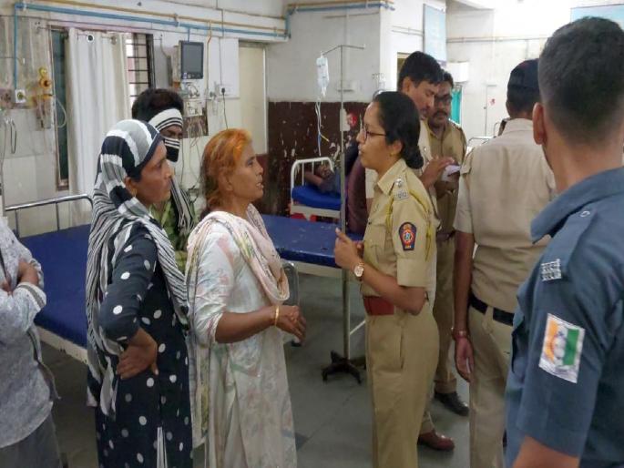 man reached the hospital with a knife stuck in his stomach | पोटात खुपसलेला चाकू घेऊन 'तो' पोहोचला रुग्णालयात; अमरावतीतील घटना man reached the hospital with a knife stuck in his stomach | पोटात खुपसलेला चाकू घेऊन 'तो' पोहोचला रुग्णालयात; अमरावतीतील घटना