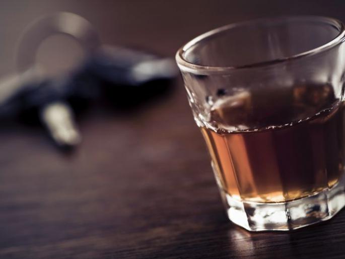 It was expensive to drink alcohol while sitting on the steering wheel | स्टेअरिंंगवर बसून दारू पिणे ‘त्यांना’ पडले महागात It was expensive to drink alcohol while sitting on the steering wheel | स्टेअरिंंगवर बसून दारू पिणे ‘त्यांना’ पडले महागात