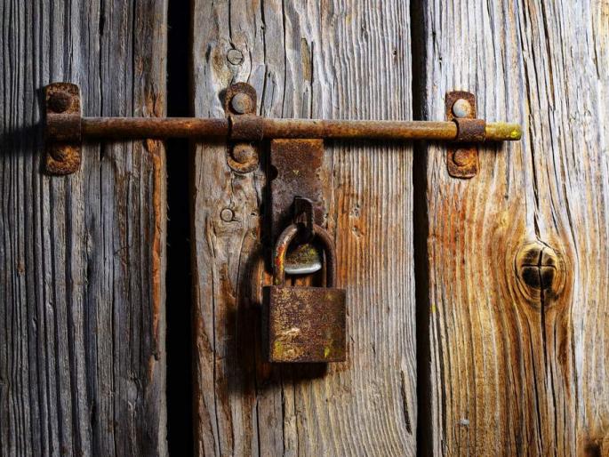 The old man's body was handed over to the police a week later in mumbai | कोरोनाच्या धास्तीने घेतले होते कोंडून, आठवड्यानंतर आजोबांचा मृतदेह पोलिसांच्या हाती The old man's body was handed over to the police a week later in mumbai | कोरोनाच्या धास्तीने घेतले होते कोंडून, आठवड्यानंतर आजोबांचा मृतदेह पोलिसांच्या हाती