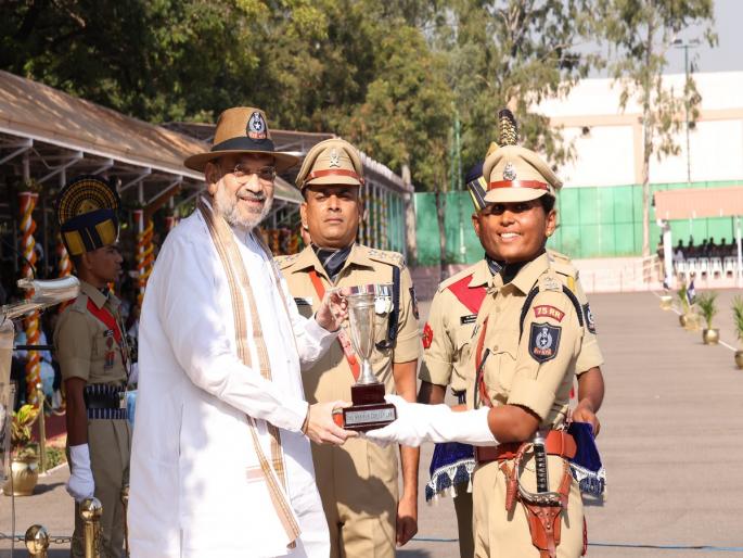 Isha Singh left advocacy and became an IPS, fulfilling her dream by keeping her father's ideal in front of her eyes | वकिली सोडून ईशा सिंह बनल्या आयपीएस, वडिलांचा आदर्श डोळ्यांसमोर ठेवत स्वप्न केले पूर्ण Isha Singh left advocacy and became an IPS, fulfilling her dream by keeping her father's ideal in front of her eyes | वकिली सोडून ईशा सिंह बनल्या आयपीएस, वडिलांचा आदर्श डोळ्यांसमोर ठेवत स्वप्न केले पूर्ण