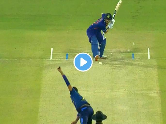 Ishan Kishan plays Mini Helicopter shot for Boundary India vs Sri Lanka 1st T20 Watch Video | Ishan Kishan Mini Helicopter Shot, IND vs SL 1st T20 : इशान किशनने मारला 'मिनी हेलिकॉप्टर' चौकार... तुम्ही पाहिलात का? (Video)