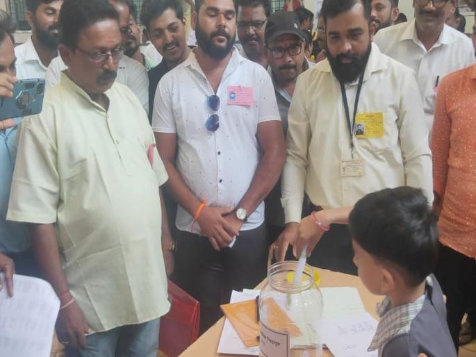 Gram Panchayat Election Result: Ishwar Chitthi decided candidate for Medha Sarpanch post, Avdhoot Rege won lottery | Gram Panchayat Election Result: ईश्वर चिट्ठीने ठरवला मेढा सरपंचपदाचा उमेदवार, अवधूत रेगे यांना लागली लॉटरी Gram Panchayat Election Result: Ishwar Chitthi decided candidate for Medha Sarpanch post, Avdhoot Rege won lottery | Gram Panchayat Election Result: ईश्वर चिट्ठीने ठरवला मेढा सरपंचपदाचा उमेदवार, अवधूत रेगे यांना लागली लॉटरी