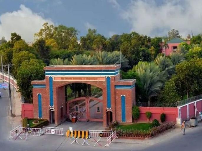 Police went to look for drugs; 5000 pornographic videos of Pakistani university students found | गेले होते ड्रग्ज शोधायला; पाकिस्तानच्या विद्यापीठातील विद्यार्थिनींचे ५००० अश्लील व्हिडीओ सापडले Police went to look for drugs; 5000 pornographic videos of Pakistani university students found | गेले होते ड्रग्ज शोधायला; पाकिस्तानच्या विद्यापीठातील विद्यार्थिनींचे ५००० अश्लील व्हिडीओ सापडले