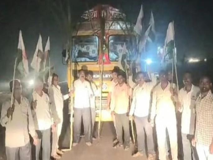 Farmers organization blocked sugar transport in Karnataka in sangli, agitation on national highway | Sangli: शेतकरी संघटनेने कर्नाटकातील साखर वाहतूक रोखली, राष्ट्रीय महामार्गावर आंदोलन Farmers organization blocked sugar transport in Karnataka in sangli, agitation on national highway | Sangli: शेतकरी संघटनेने कर्नाटकातील साखर वाहतूक रोखली, राष्ट्रीय महामार्गावर आंदोलन