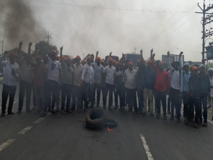 Maratha protesters blocked the Sangli-Islampur road by burning tyres | मराठा आंदोलकांनी टायर पेटवून सांगली-इस्लामपूर रस्ता रोखला Maratha protesters blocked the Sangli-Islampur road by burning tyres | मराठा आंदोलकांनी टायर पेटवून सांगली-इस्लामपूर रस्ता रोखला
