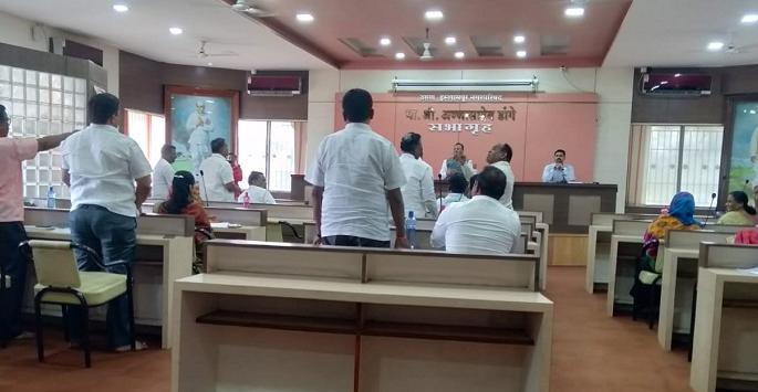 Dispute between the ruling Vikas Aghadi and the opposition NCP at the Islampur Municipal Council meeting | इस्लामपूर पालिका सभेत भुयारी गटारीवरून जोरदार घोषणाबाजी, काही काळ सभा तहकूब Dispute between the ruling Vikas Aghadi and the opposition NCP at the Islampur Municipal Council meeting | इस्लामपूर पालिका सभेत भुयारी गटारीवरून जोरदार घोषणाबाजी, काही काळ सभा तहकूब