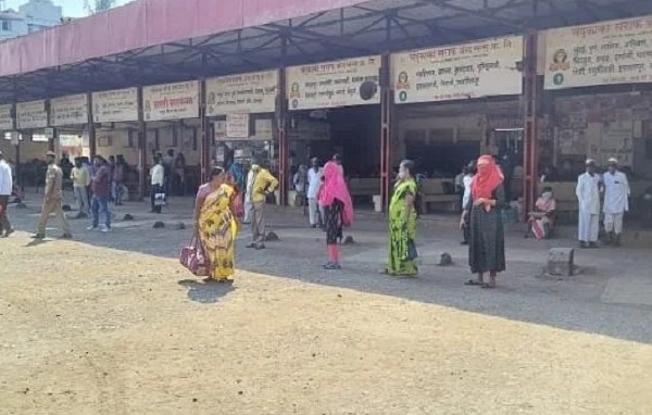 In an attempt to resume bus service through Islampur workers union through Islampur depot | इस्लामपूर एसटी आगारात सकाळी शुकशुकाट, दहानंतर वर्दळ