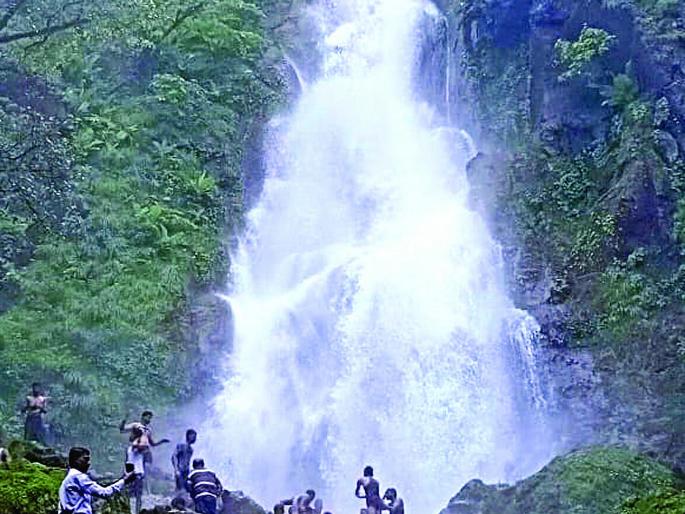 House full of waterfalls in Shuhwadi with veins | शिराळ्यासह शाहुवाडीतील धबधबे हाऊसफुल्ल