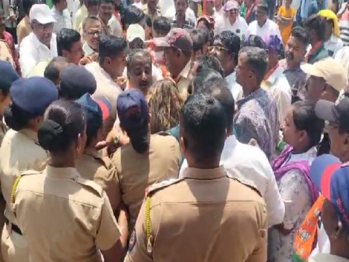BJP workers aggressively demanding transfer of police inspector in Islampur, clash between police and workers | Sangli: इस्लामपुरात पोलिस निरीक्षकांच्या बदलीसाठी भाजप कार्यकर्ते आक्रमक, आत्मदहनाचा प्रयत्न; पोलिस-कार्यकर्त्यांमध्ये झटापट BJP workers aggressively demanding transfer of police inspector in Islampur, clash between police and workers | Sangli: इस्लामपुरात पोलिस निरीक्षकांच्या बदलीसाठी भाजप कार्यकर्ते आक्रमक, आत्मदहनाचा प्रयत्न; पोलिस-कार्यकर्त्यांमध्ये झटापट