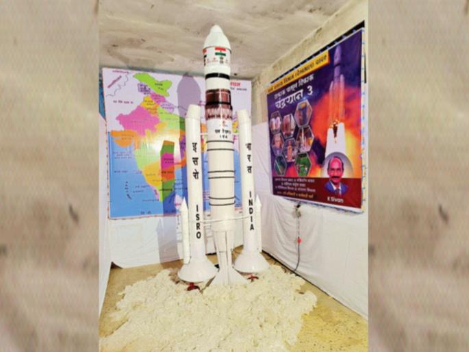Mumbaikar's 'best', Chandrayaan made of boxes, pipes, poles | मुंबईकर ‘बेस्ट’, बनवले चक्क डबे, पाइप, खांबाचे चंद्रयान Mumbaikar's 'best', Chandrayaan made of boxes, pipes, poles | मुंबईकर ‘बेस्ट’, बनवले चक्क डबे, पाइप, खांबाचे चंद्रयान